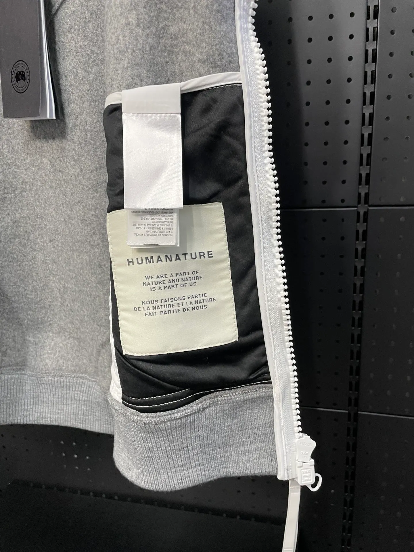 P600 Gray CANADA GOOSE/Canada Goose Autumn and Winter Couple's Fleece Vest Jacket 🔘Color: Black Gray Khaki Highest version Original fabric High version High quality) ⚠All details Fabric accessories craftsmanship (all 1:1 passed inspection) (The owner is a "detail monster" so the goods he makes also pay attention to details) 1⃣ Distinguish the wrong version of the market goods: all go single line ❌ Our genuine 1:1 special machine presses the line (high requirements for machine workers) 2⃣ Differentiates the market from drawings and making goods. Fabric color difference is too big. You get what you pay for, not fast food. 3⃣ Differentiates the market from low-end versions to receive labels, hang tags, and wash labels. All our accessories are custom-made (approved level) 4⃣ Differentiates the market from the detail-free workmanship❌ Our workmanship: neckline, shoulder line, armholes, cuffs, hem (In order to increase the cost, we must also restore the original product: yoke taping, double needle threading🔍) Size: S-XXL